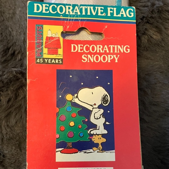 Decorating Snoopy Peanuts Christmas Appliqué Flag 28"x44" (Large) - Picture 4 of 6